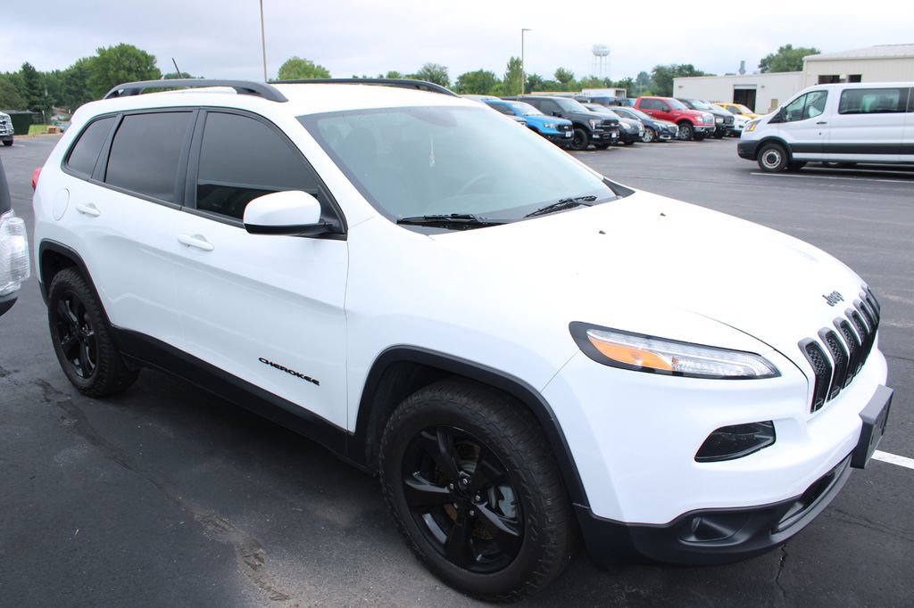 Used 2018 Jeep Cherokee Latitude w/ Altitude Package AWD/4WD image 3