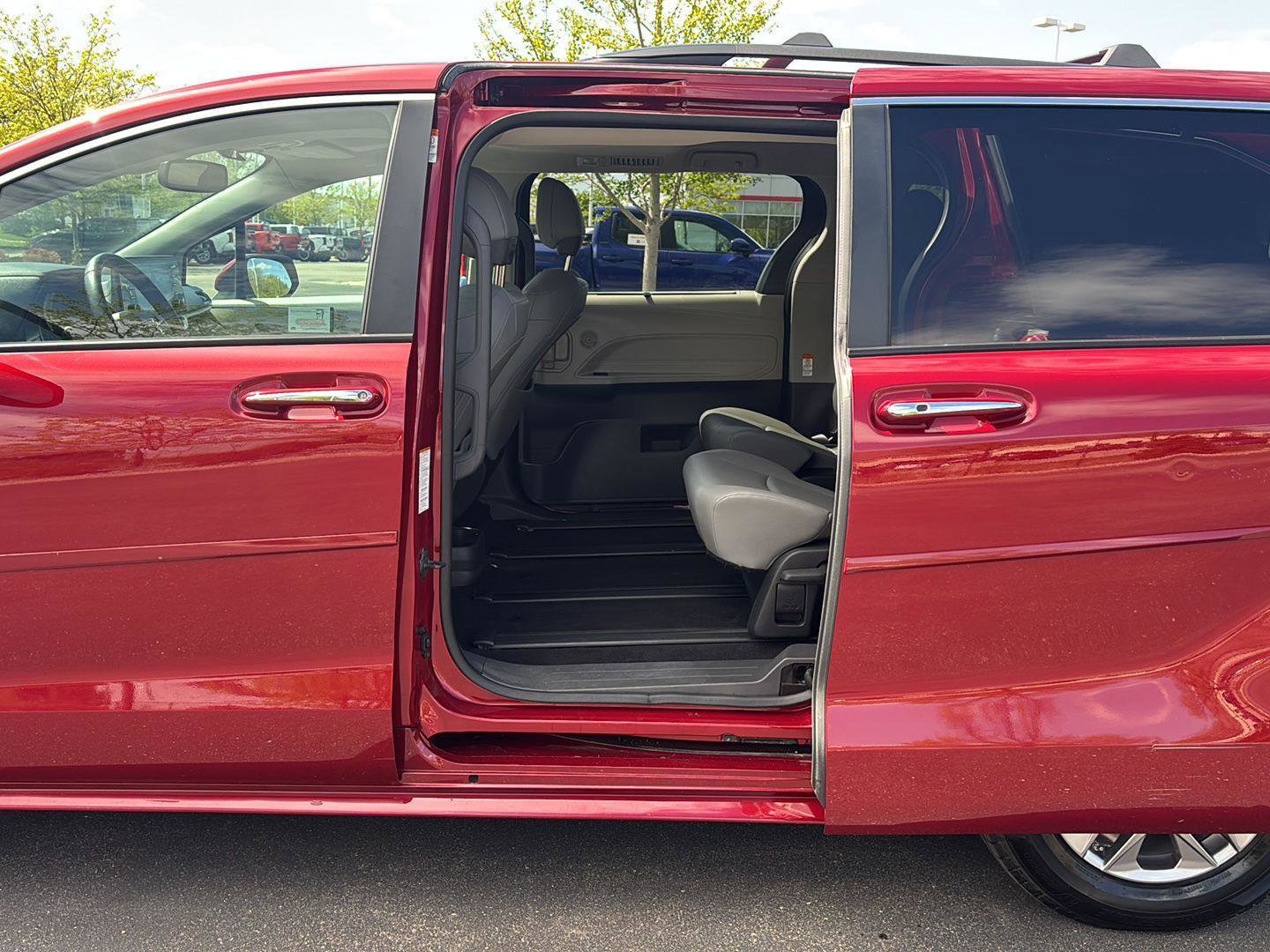 Used 2023 Toyota Sienna XLE AWD/4WD image 24