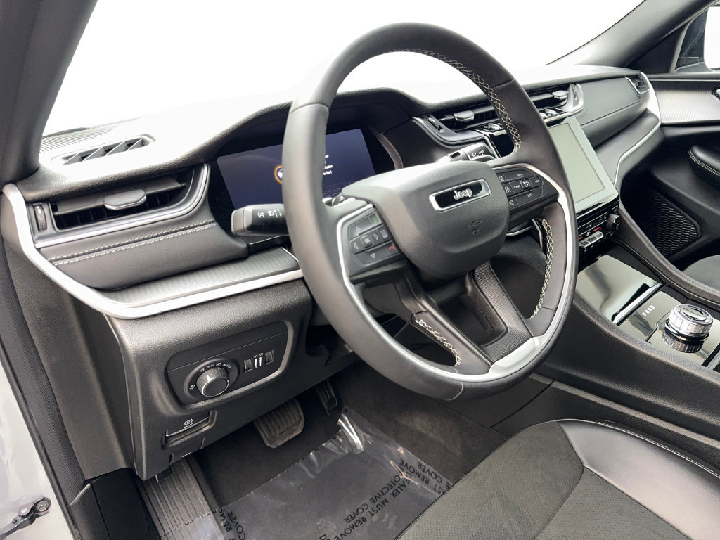 Used 2025 Jeep Grand Cherokee Altitude RWD image 51