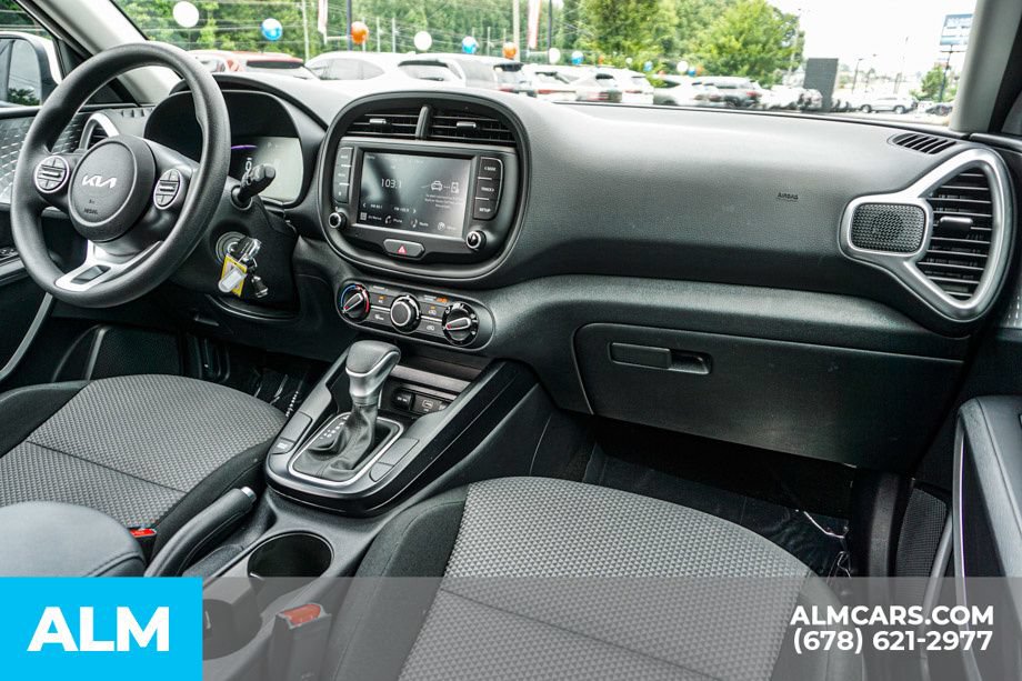 Used 2025 Kia Soul LX w/ LX Technology Package FWD image 24