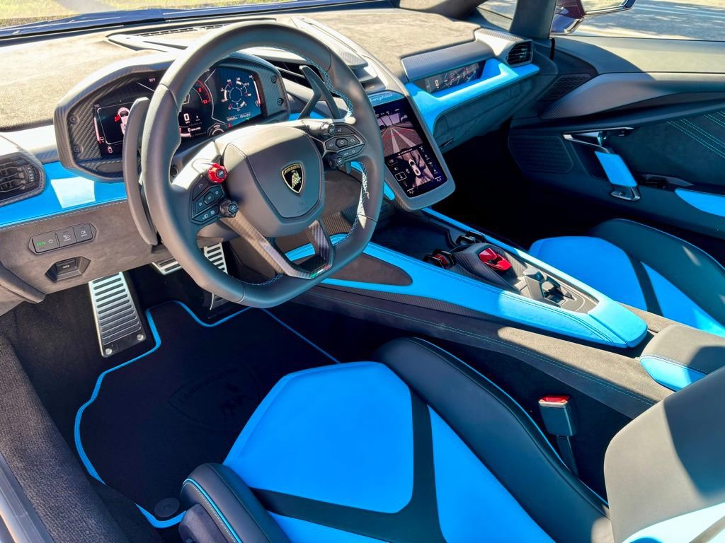 Used 2025 Lamborghini Revuelto image 19