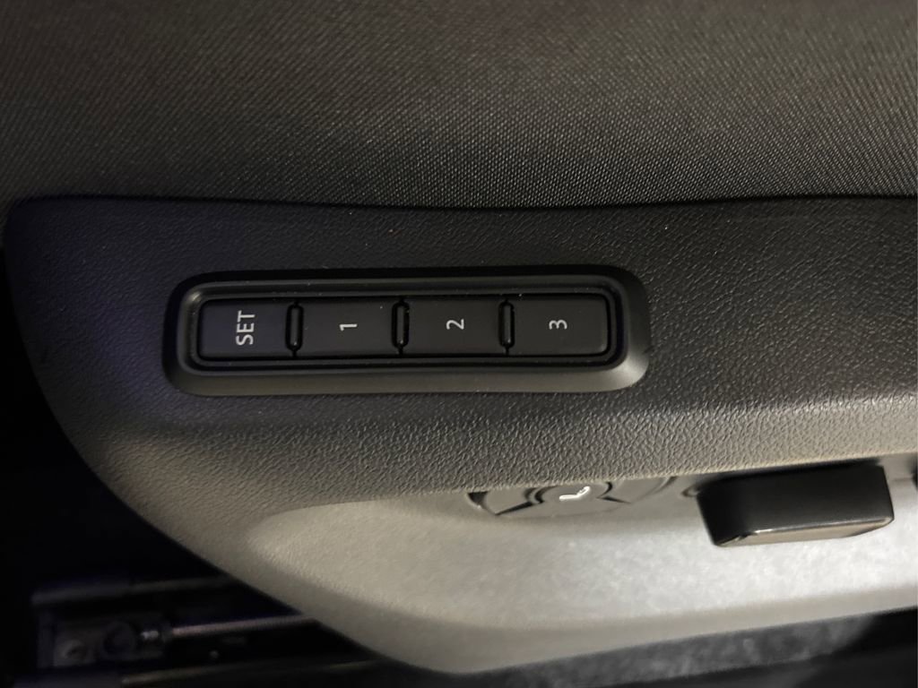 Used 2025 Volkswagen Tiguan SEL R-Line AWD/4WD image 25