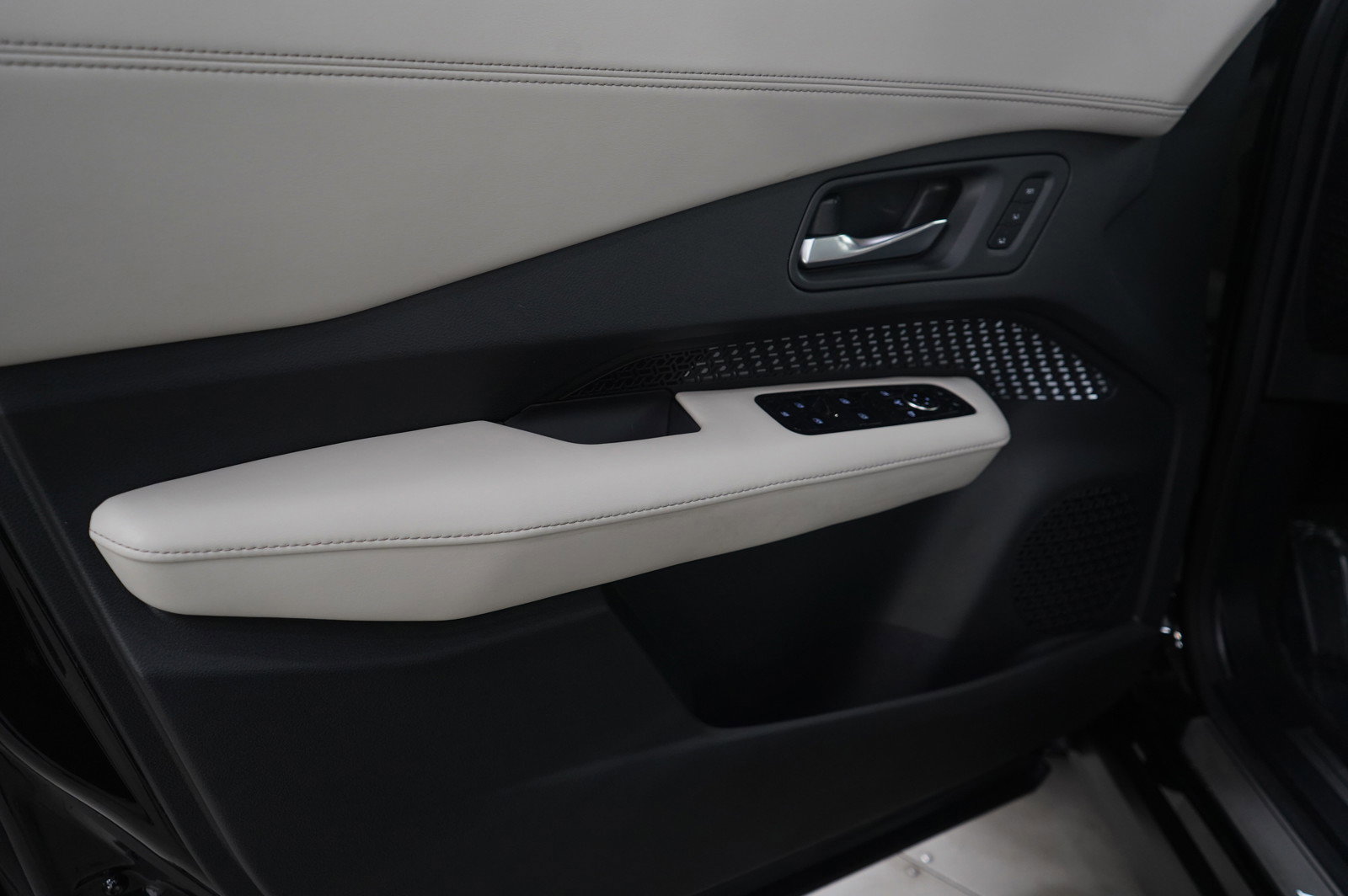 Used 2023 Nissan Ariya AWD image 22