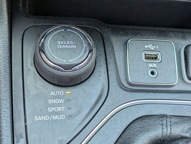 Certified 2022 Jeep Cherokee Latitude Lux w/ Sun & Sound Group AWD/4WD image 22