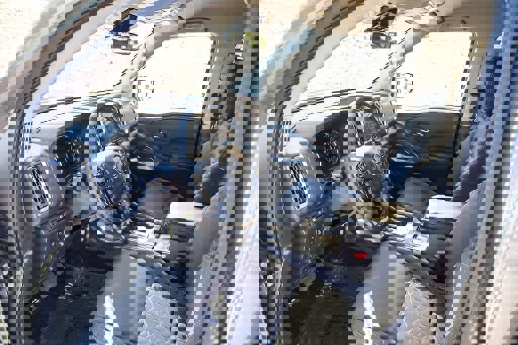 Used 2025 Nissan Frontier SV w/ SV Convenience Package image 16