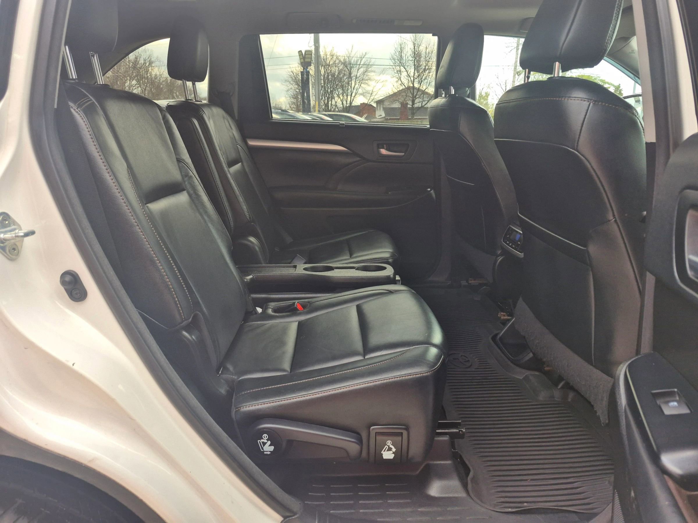 Used 2017 Toyota Highlander XLE image 13