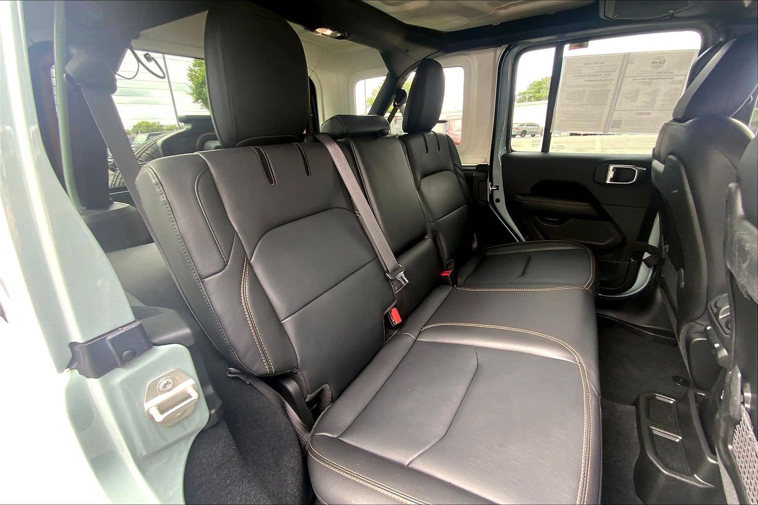 Certified 2024 Jeep Wrangler Unlimited Sahara w/ Technology Group AWD/4WD image 19