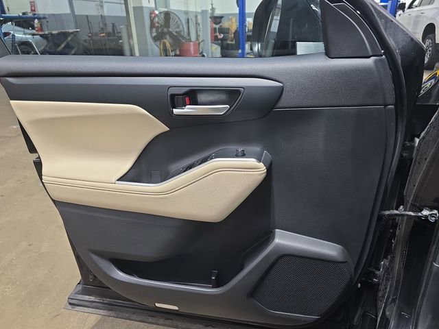 Used 2023 Toyota Highlander XLE image 28