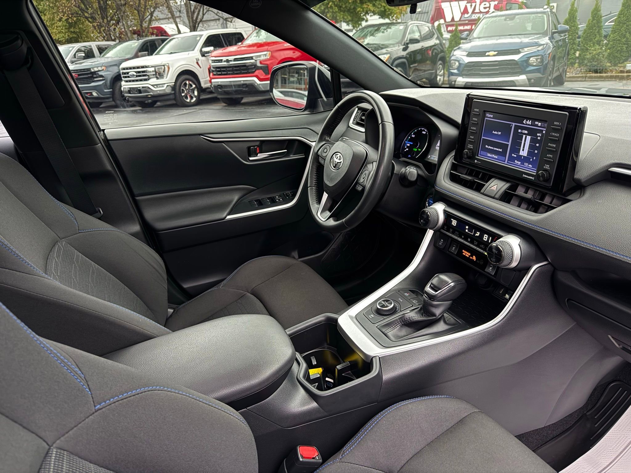 Used 2022 Toyota RAV4 SE image 16