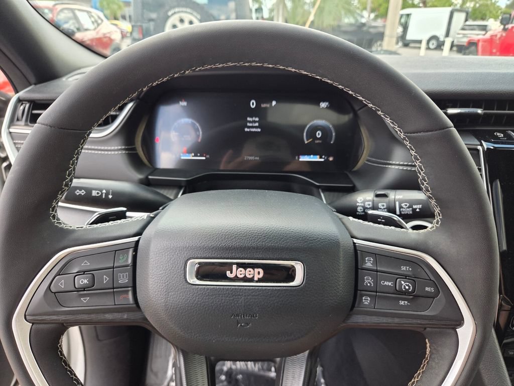 Used 2025 Jeep Grand Cherokee Altitude AWD/4WD image 30