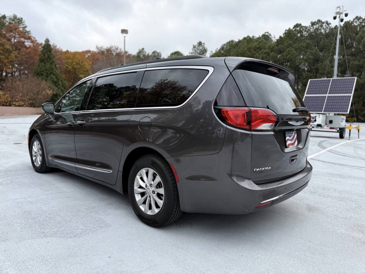 Used 2017 Chrysler Pacifica Touring-L image 14