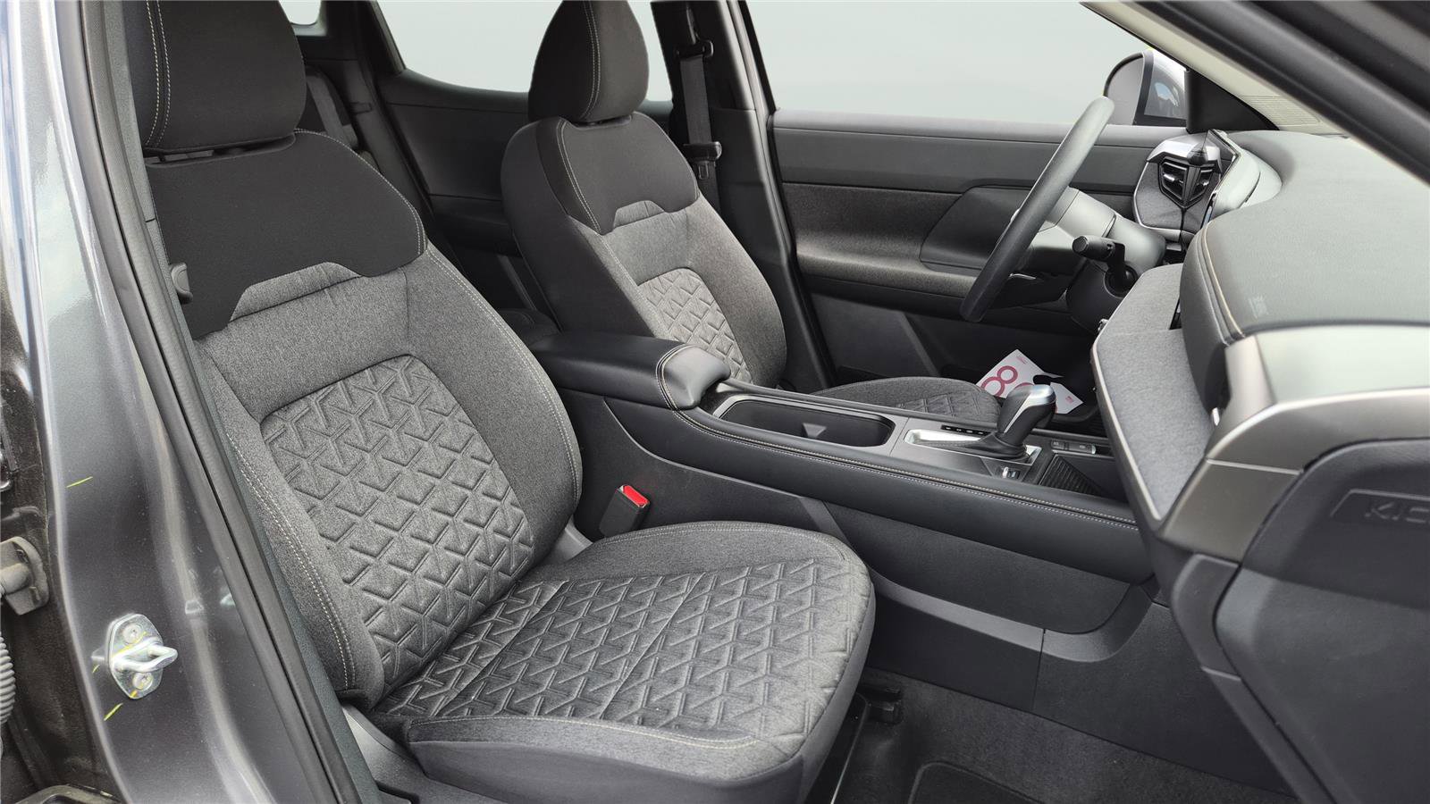 Used 2025 Nissan Kicks SV w/ Charging Package image 14