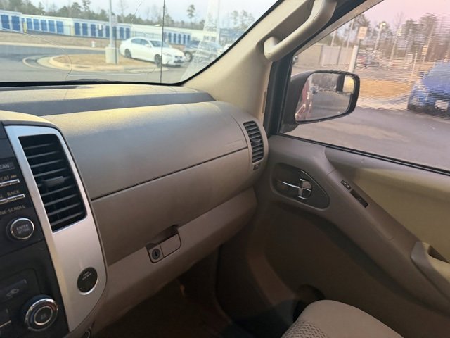 Used 2013 Nissan Frontier SV image 9