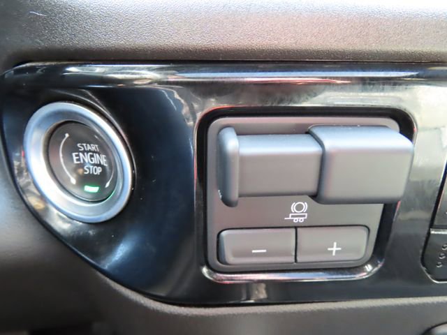 Used 2024 Chevrolet Silverado 2500 ZR2 w/ Technology Package image 38