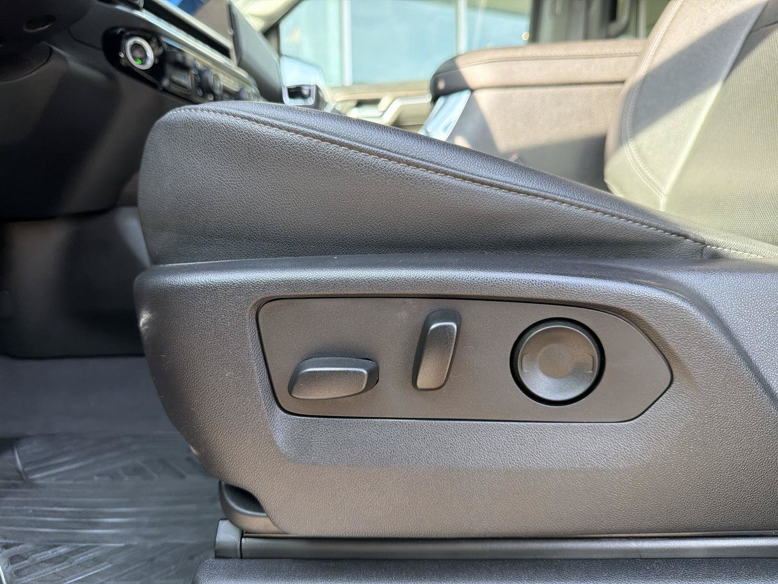 Used 2023 Chevrolet Silverado 1500 LTZ AWD/4WD image 17