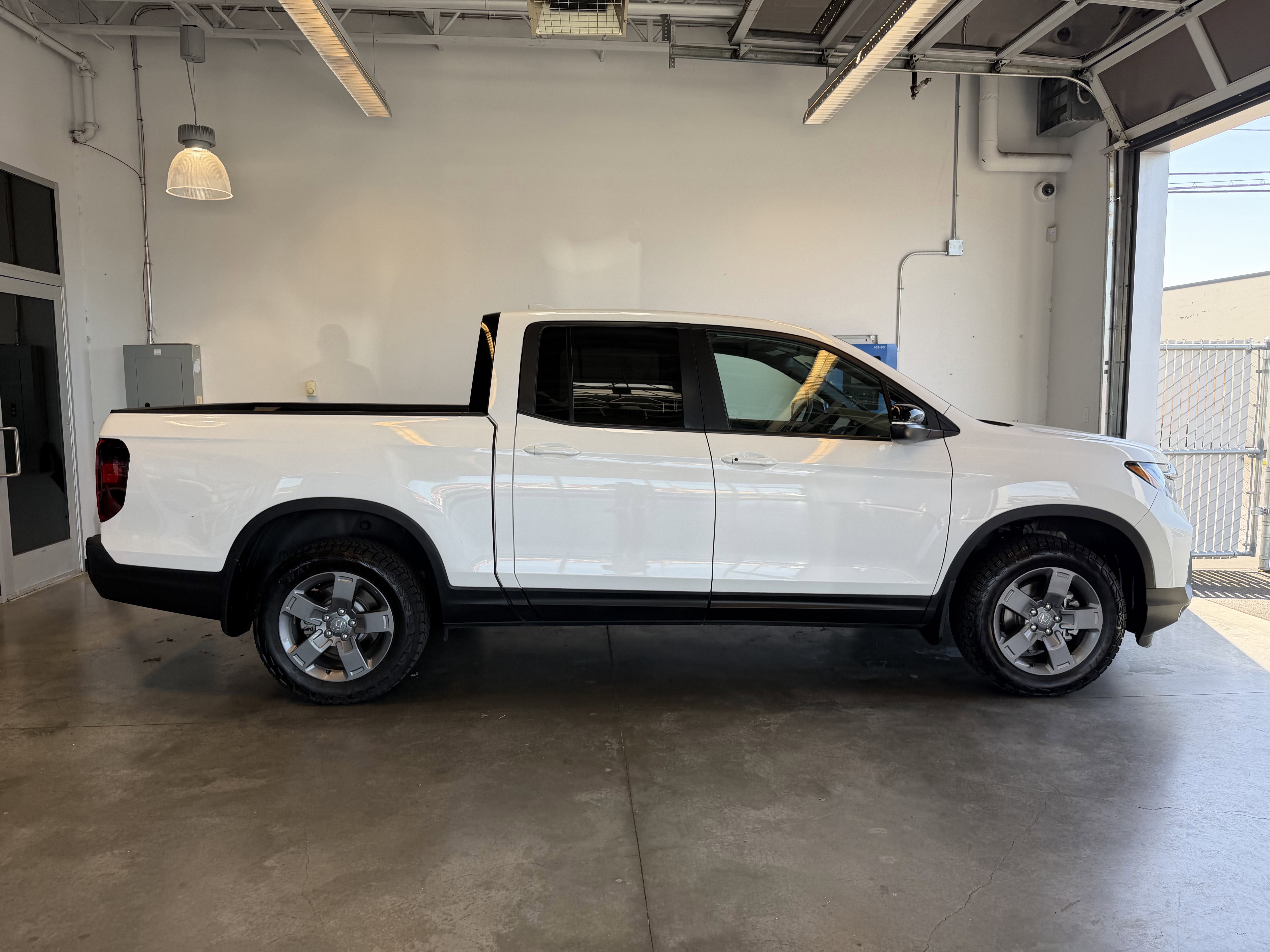 Used 2025 Honda Ridgeline TrailSport image 2