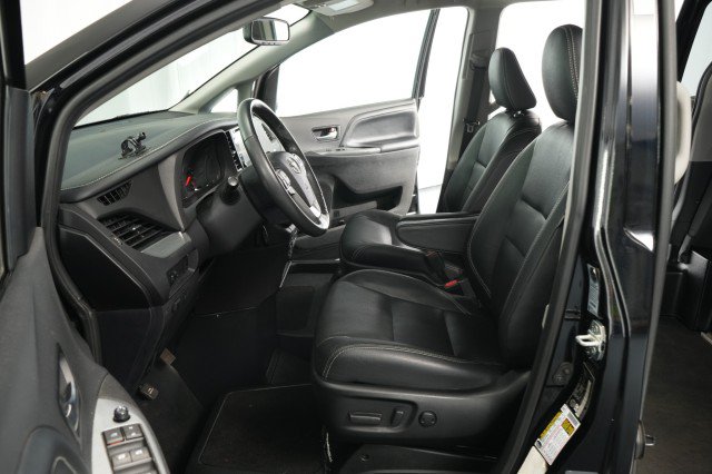 Used 2020 Toyota Sienna SE FWD image 35