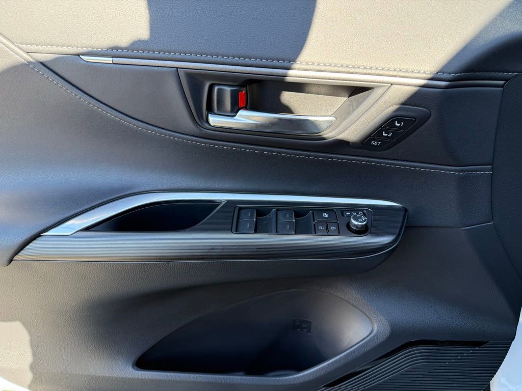 Used 2023 Toyota Venza Nightshade image 15