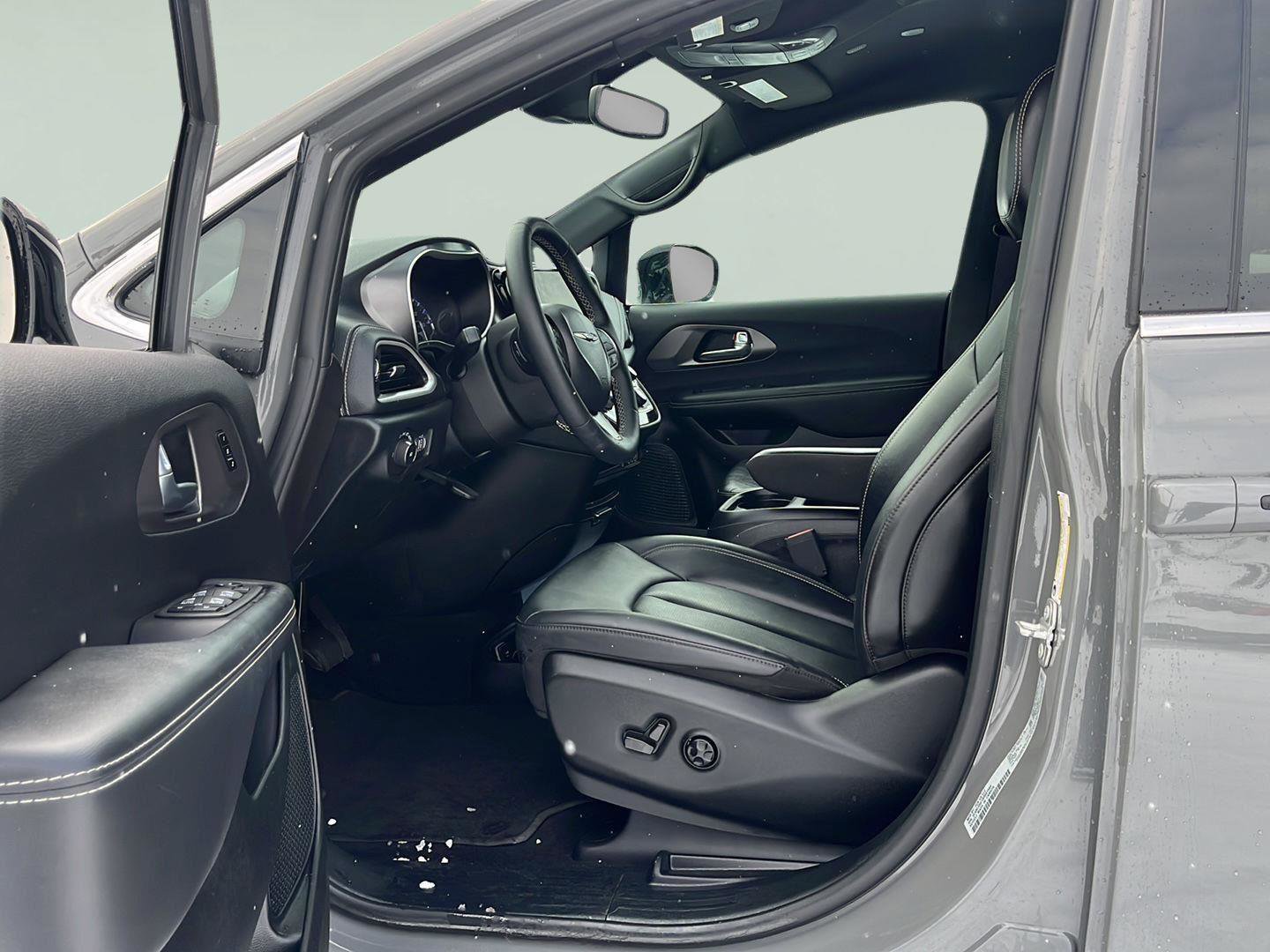 Used 2025 Chrysler Pacifica Select image 25