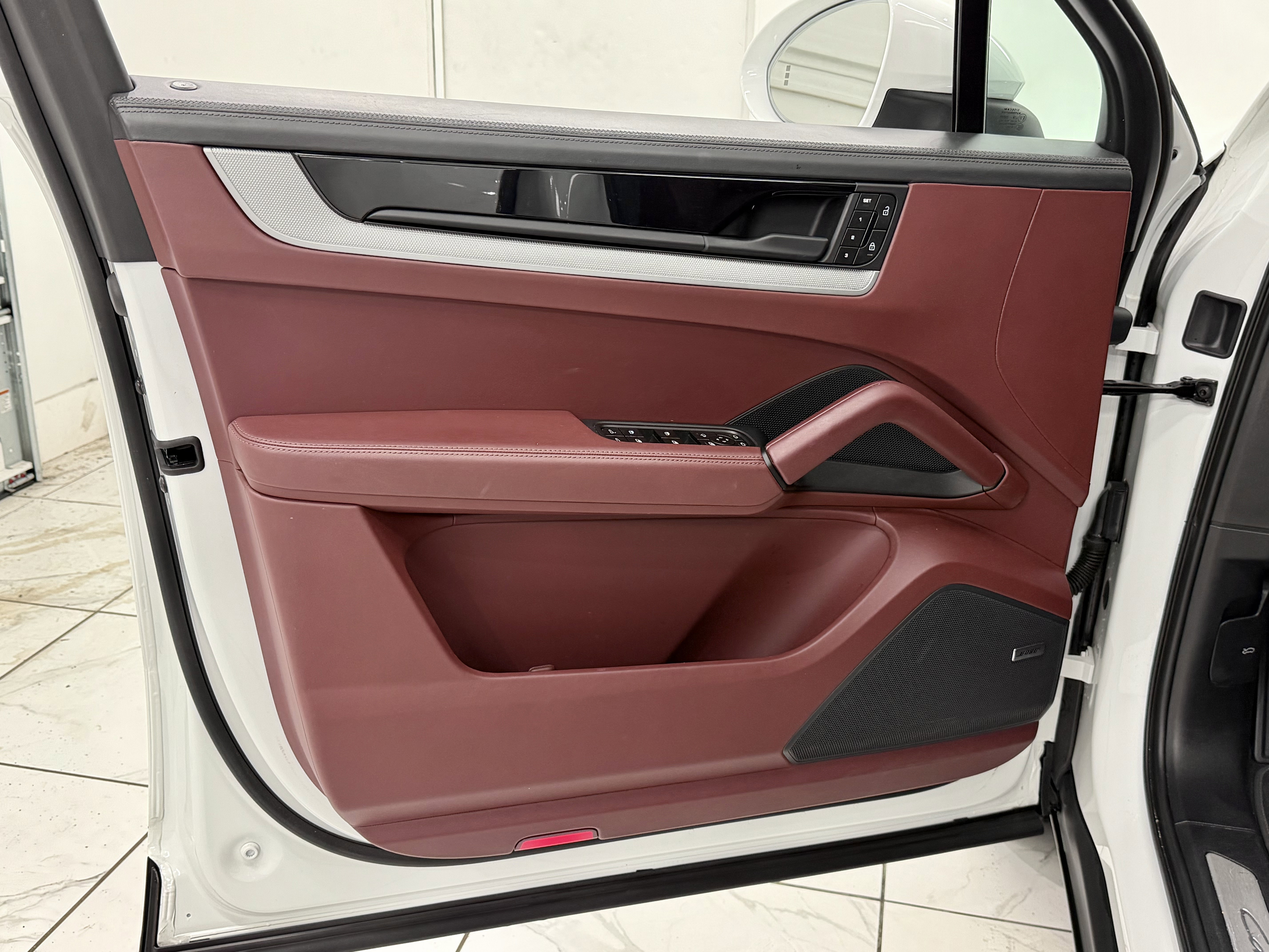 Certified 2024 Porsche Cayenne S image 27