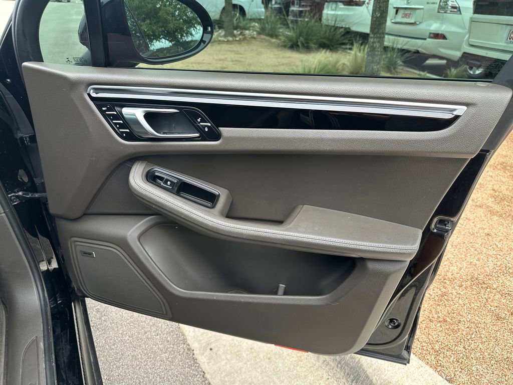 Used 2018 Porsche Macan Sport Edition AWD/4WD image 35