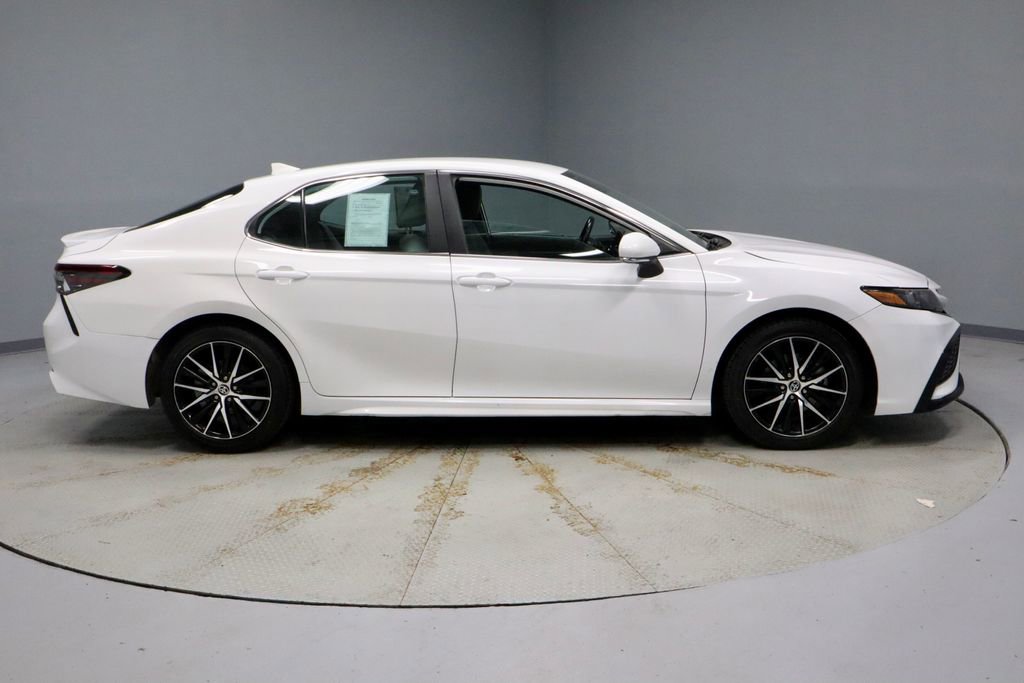 Used 2024 Toyota Camry SE image 11