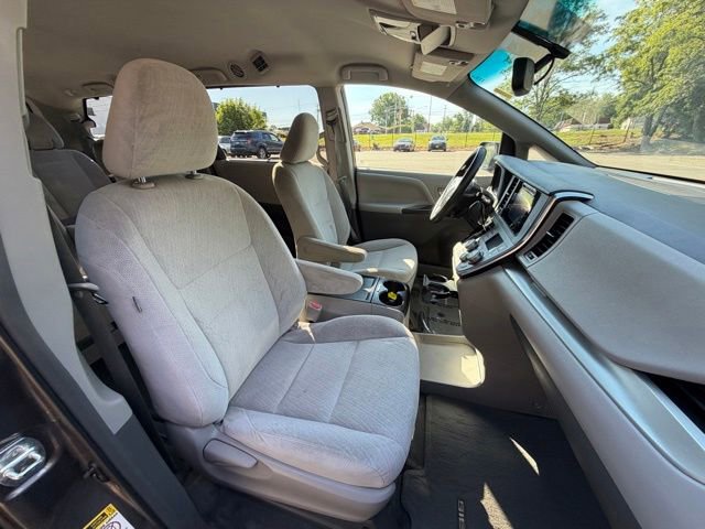 Used 2015 Toyota Sienna LE FWD image 31