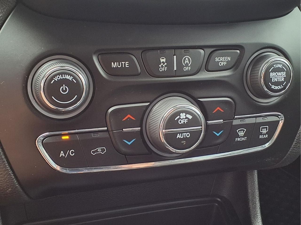 Used 2021 Jeep Cherokee Trailhawk AWD/4WD image 16