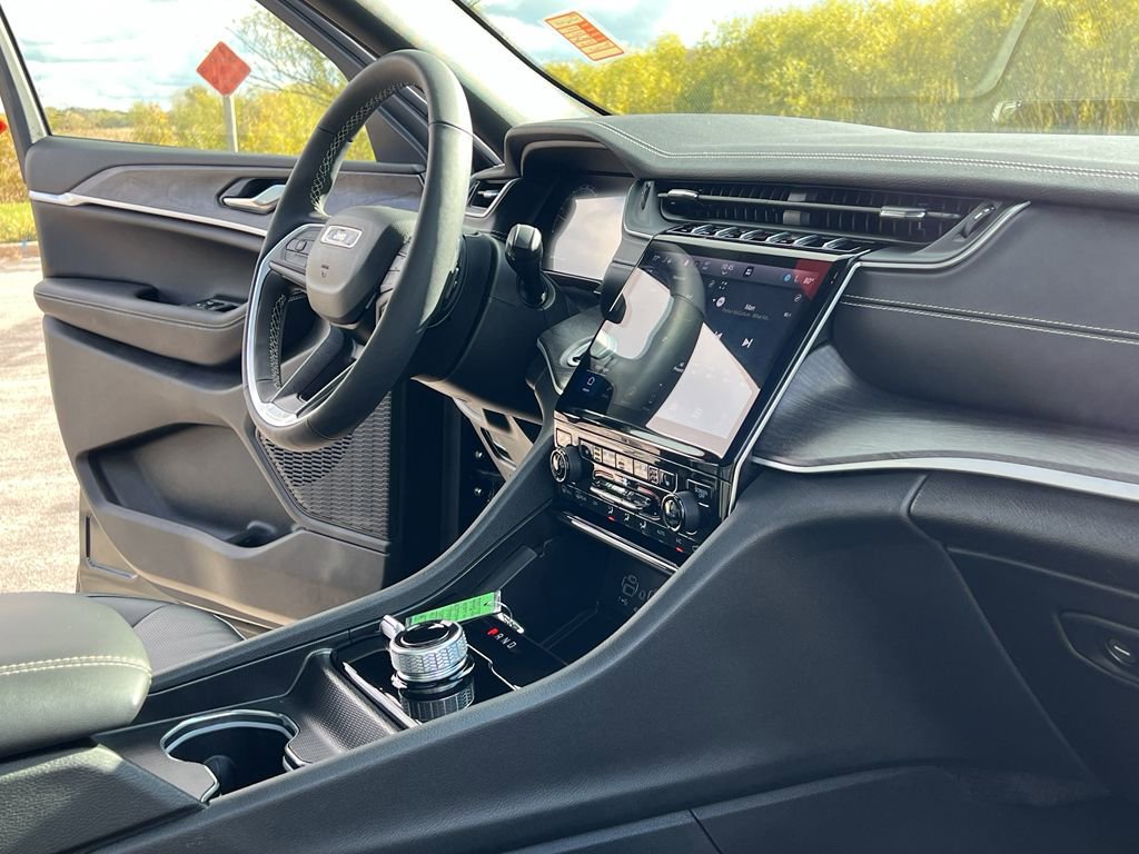 Used 2024 Jeep Grand Cherokee Limited w/ Luxury Tech Group II image 28