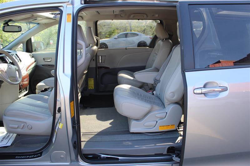 Used 2013 Toyota Sienna XLE w/ Entertainment Pkg FWD image 25
