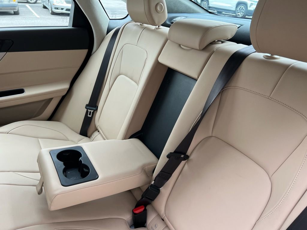 Used 2019 Jaguar XF Premium image 25