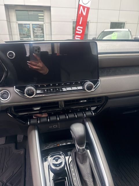 Used 2025 Chevrolet Colorado ZR2 w/ Technology Package image 3