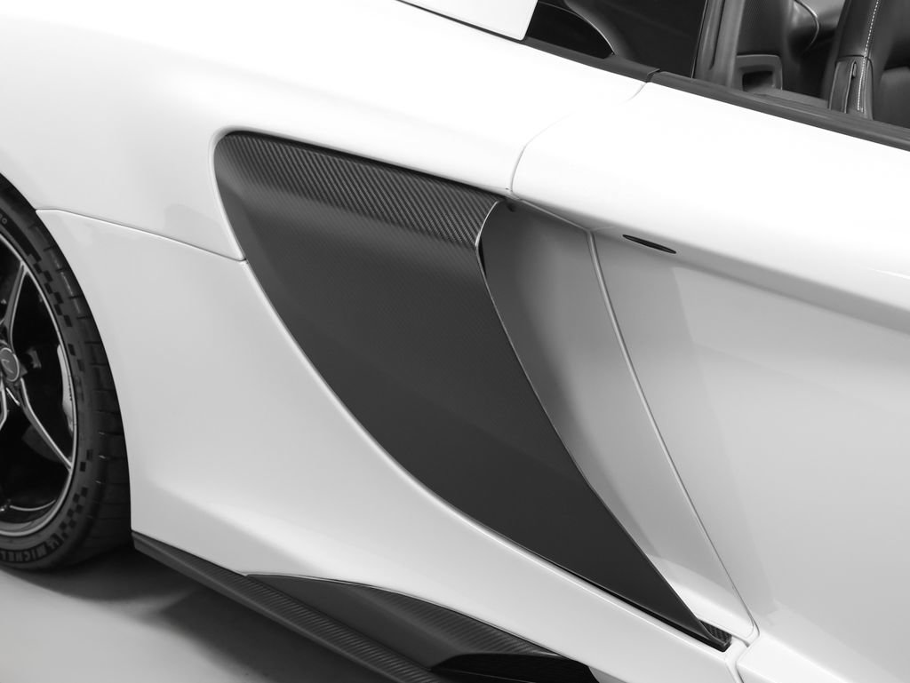 Used 2016 McLaren 675LT Spider RWD image 33