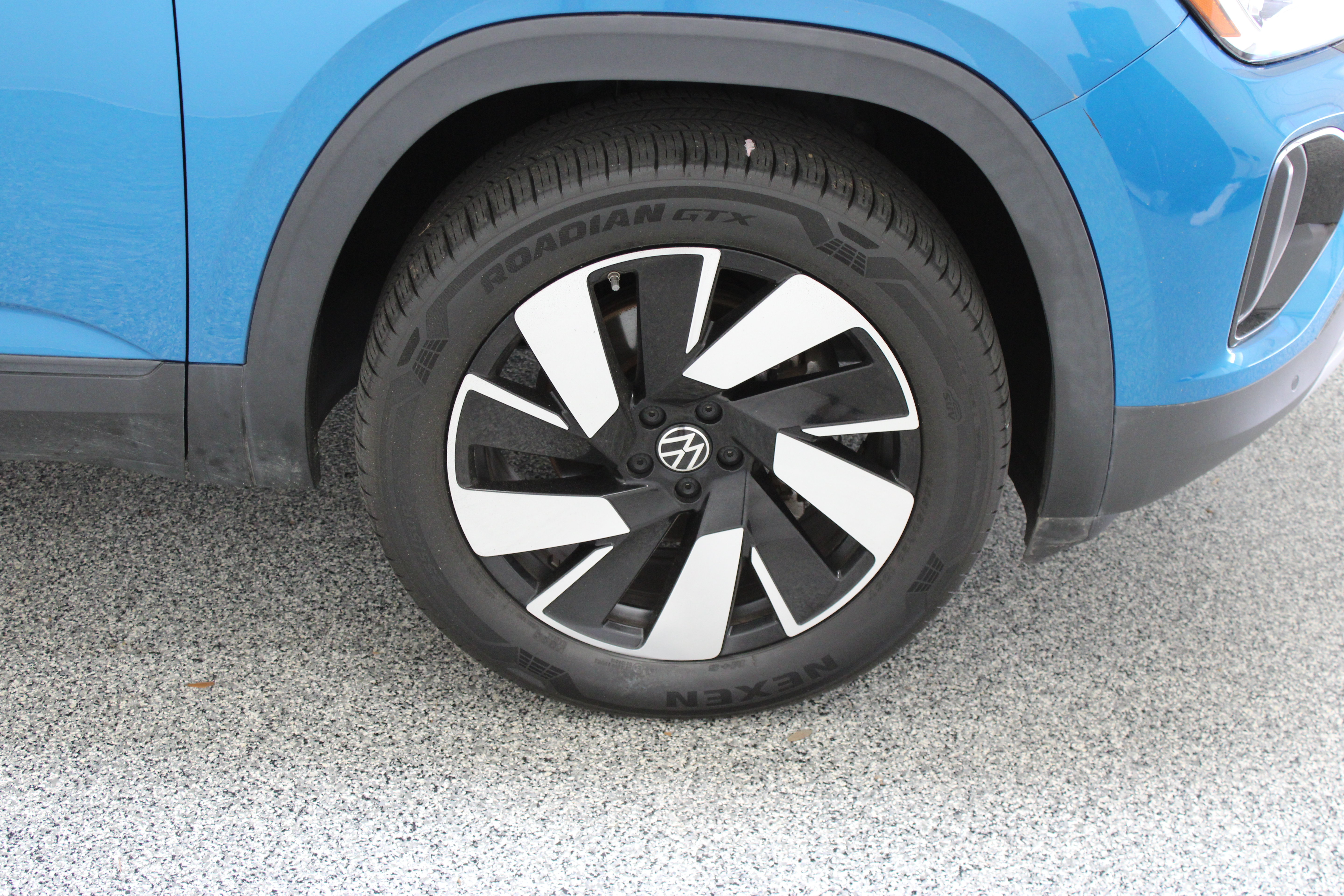 Used 2024 Volkswagen Atlas Cross Sport SE FWD image 5