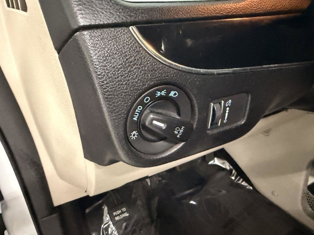 Used 2017 Dodge Grand Caravan SXT image 13