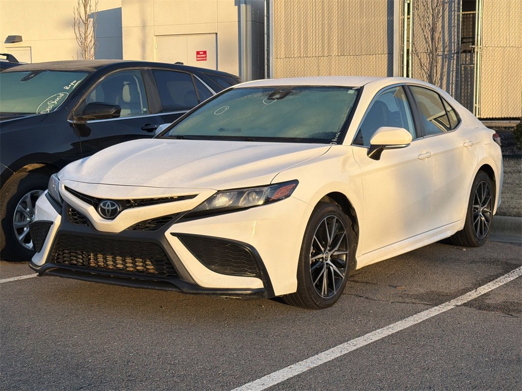 Used 2022 Toyota Camry SE image 3