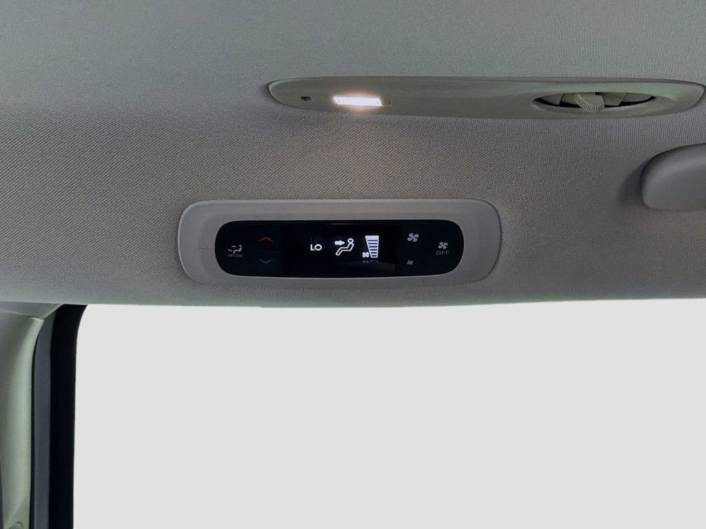 Used 2023 Chrysler Voyager LX image 26