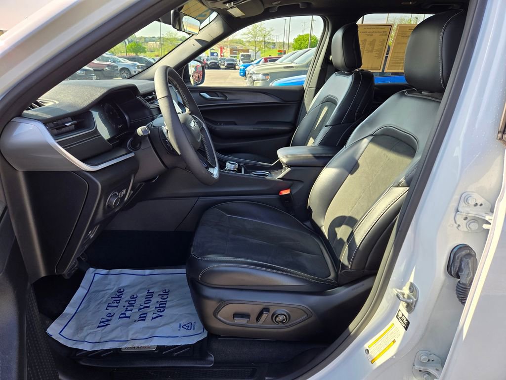 Used 2025 Jeep Grand Cherokee Altitude image 16