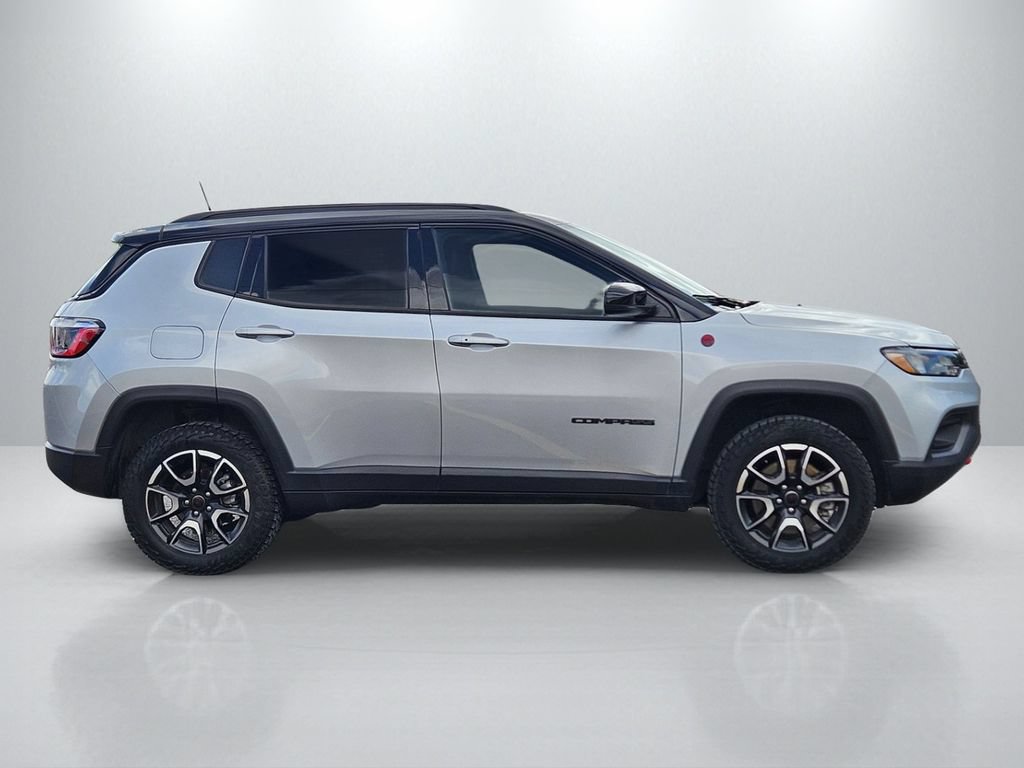Used 2025 Jeep Compass Trailhawk w/ Trailer Tow Group AWD/4WD image 4
