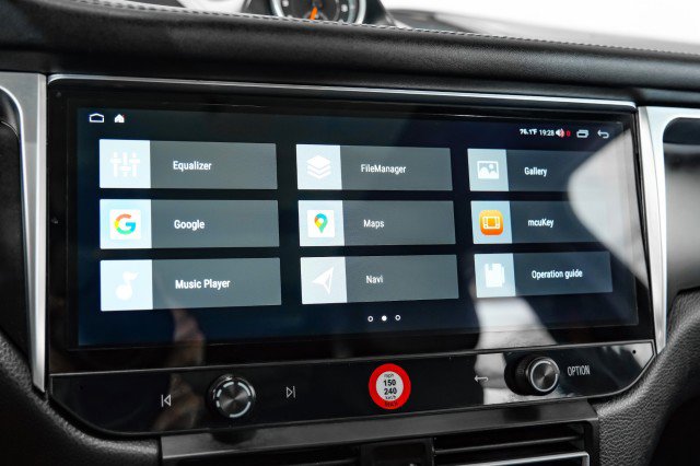 Used 2016 Porsche Macan Turbo w/ Premium Package Plus image 27