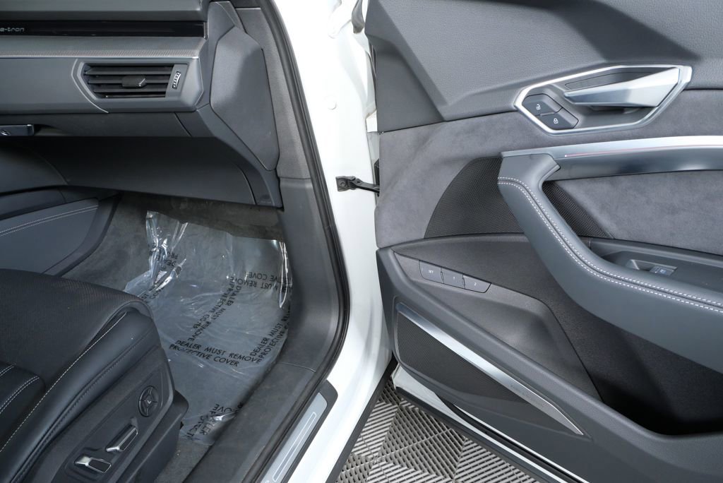 Certified 2022 Audi e-tron S Premium Plus w/ 21" Black Optic Package image 21