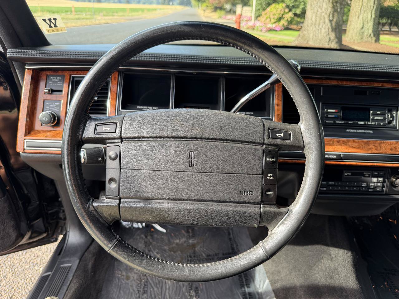 Used 1993 Lincoln Town Car Signature RWD image 36