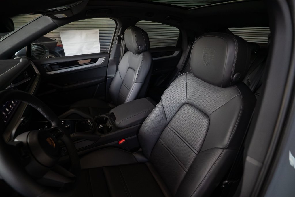 New 2026 Porsche Cayenne Coupe AWD/4WD image 5