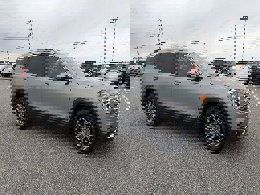 Used 2024 GMC Terrain SLT image 3