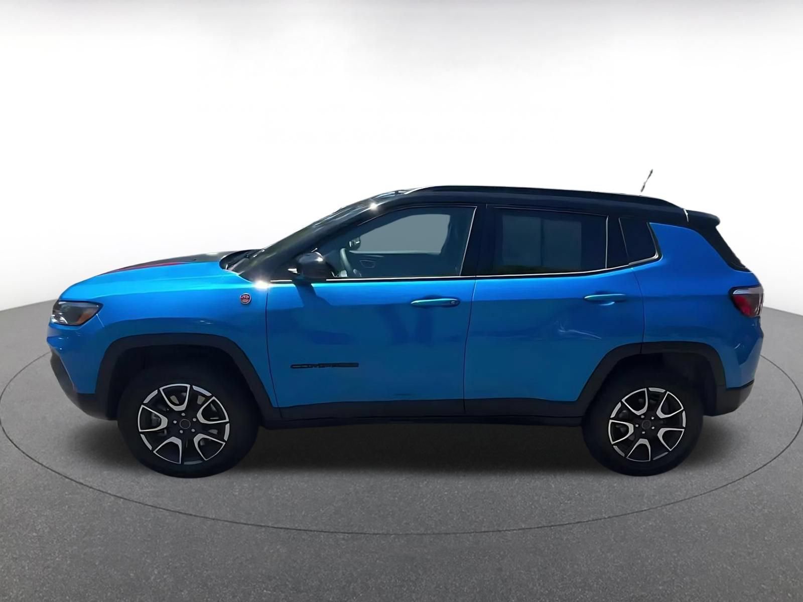 Used 2025 Jeep Compass Trailhawk AWD/4WD image 9