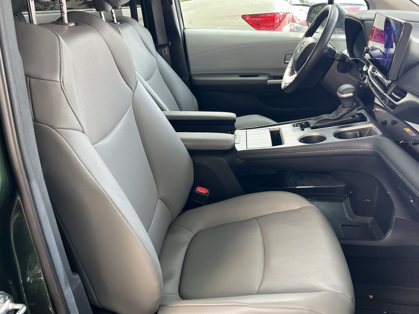 Used 2025 Toyota Sienna XLE AWD/4WD image 27