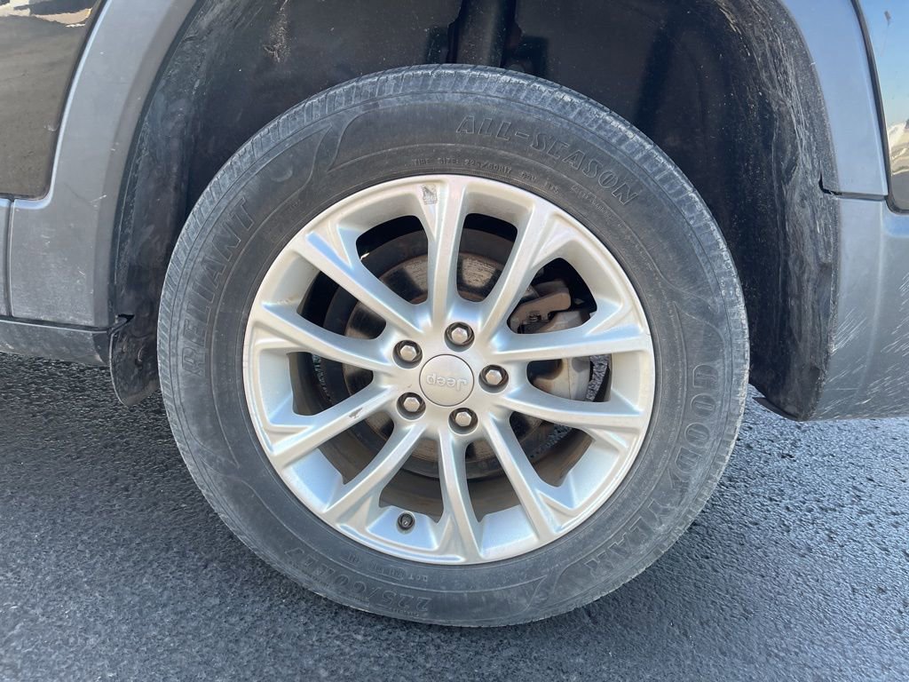 Used 2019 Jeep Cherokee Latitude w/ Popular Appearance Group image 10