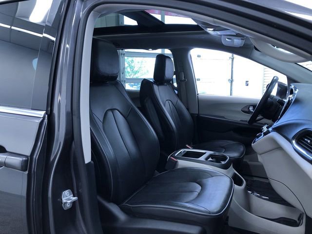 Used 2018 Chrysler Pacifica Limited w/ Tire & Wheel Group FWD image 24