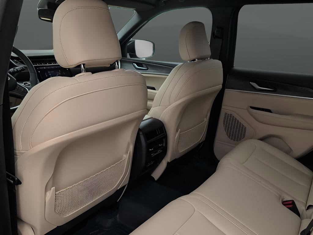 Used 2023 Jeep Grand Cherokee Limited image 12