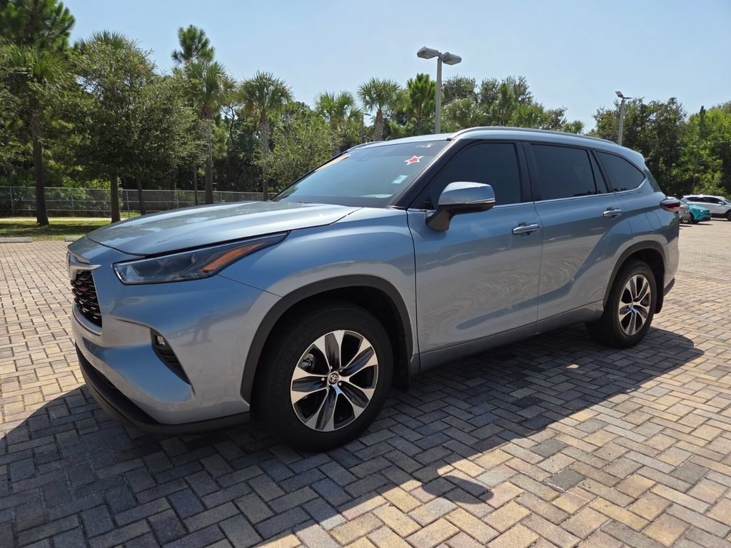 Used 2024 Toyota Highlander XLE FWD image 3